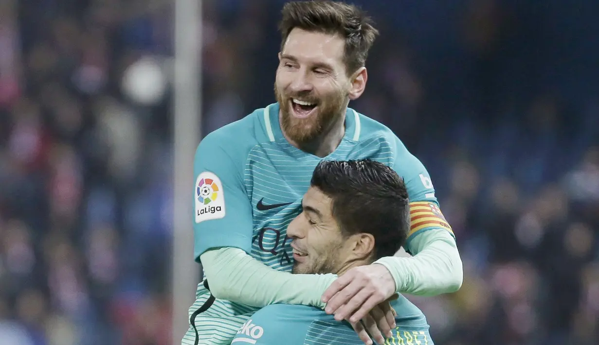 Bintang Barcelona, Leo Messi (kiri) dan Luis Suarez merayakan gol saat melawan Atletico Madrid pada leg pertama semifinal Copa Del Rey di Vicente Calderon stadium, Madrid, Selasa (01/2/20170.  (EPA/Emilio Naranjo)