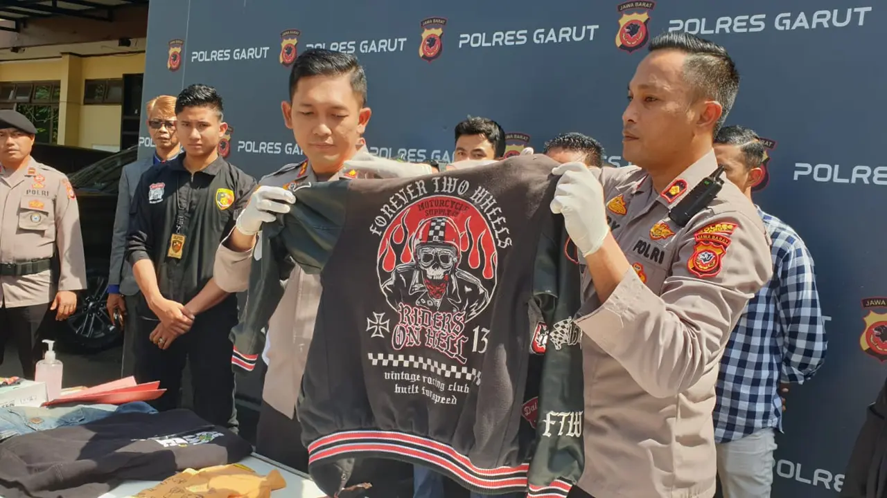 Kapolres Garut AKBP Rio Wahyu Anggoro, bersama Wakapolres Garut, menunjukan barang bukti perkara berandal kawanan bermotor, dalam rilis kasus di Mapolres Garut, Rabu (11/1/2023). (Liputan6.com/Jayadi Supriadin)