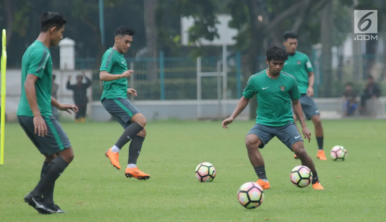 Pemain Timnas Indonesia U-23 saat mengikuti pemusatan latihan di Lapangan A Kompleks Gelora Bung Karno, Jakarta, Senin (23/4). Latihan ini persiapan laga PSSI Anniversary Cup dan jelang Asian Games 2018. (Liputan6.com/Helmi Fithriansyah)