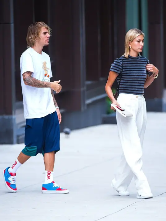 Meski kencan, Hailey dan juga Justin pun pernah bergaya kasual loh! (Gotham/GC Images/USWeekly)