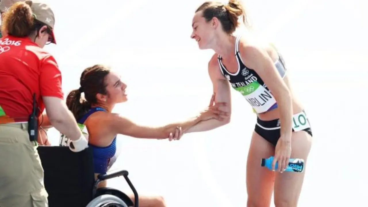Atlet Selandia Baru, Nikki Hamblin membantu atlet Amerika, Abbey D'Agostino. Foto: Paul Gilham/Getty Images