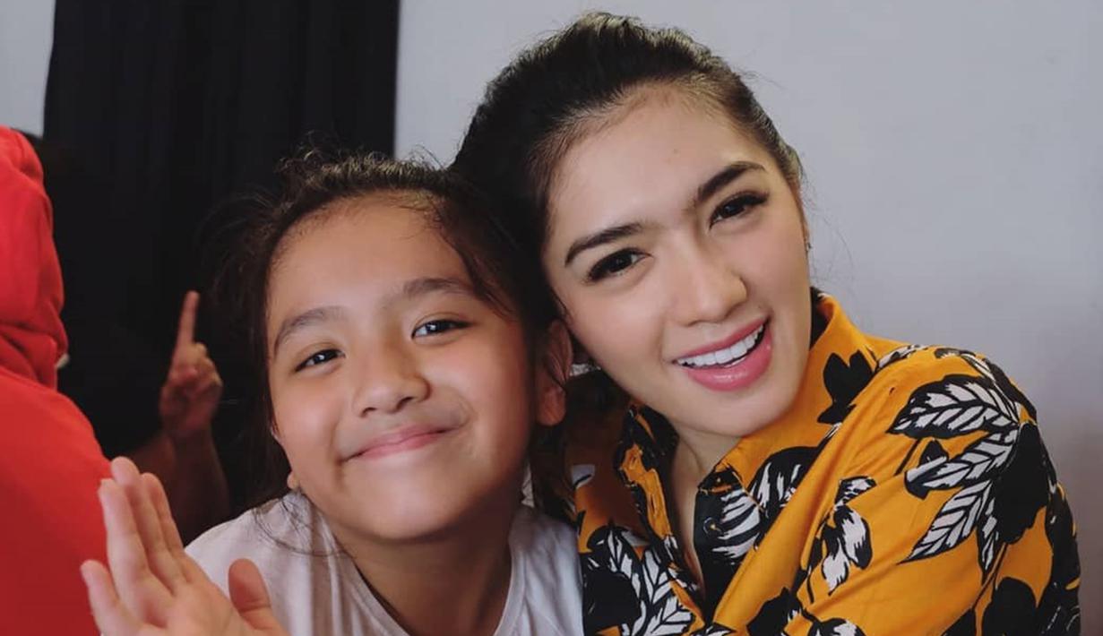 Anak pertama Angel Karamoy mewarisi paras cantik sang ibu, Lovely tumbuh menjadi remaja yang memesona. Tepat 28 Februari nanti, Lovely tepat berumur 12 tahun. Tak hanya cantik, putri Angel Karamoy ini juga luwes bergaya di depan kamera.(Liputan6.com/IG/@realangelkaramoy)