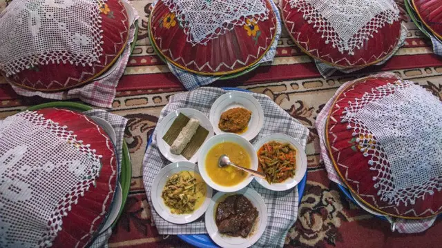 Keberagaman tradisi dalam menyambut Lebaran yang dilakukan oleh penduduk Indonesia dari berbagai daerah.