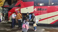 Sejumlah warga memanfaatkan libur Nataru 2024/2025 untuk berpergian keluar wilayah Kota Depok menggunakan bus dari Terminal Jatijajar. (Liputan6.com/Dicky Agung Prihanto)