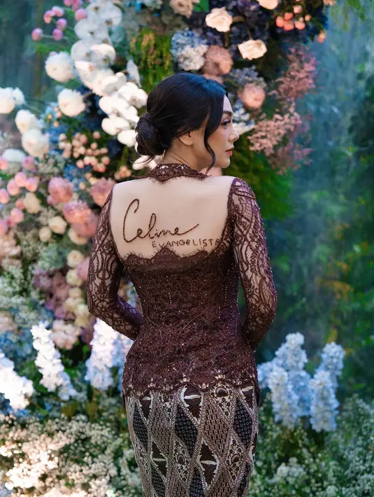 Menariknya, bagian belakang kebaya ini dibuat lebih sheer dan dihiasi namanya sendiri “Celine Evangelista”, yang membuat kebaya ini kian terasa spesial.