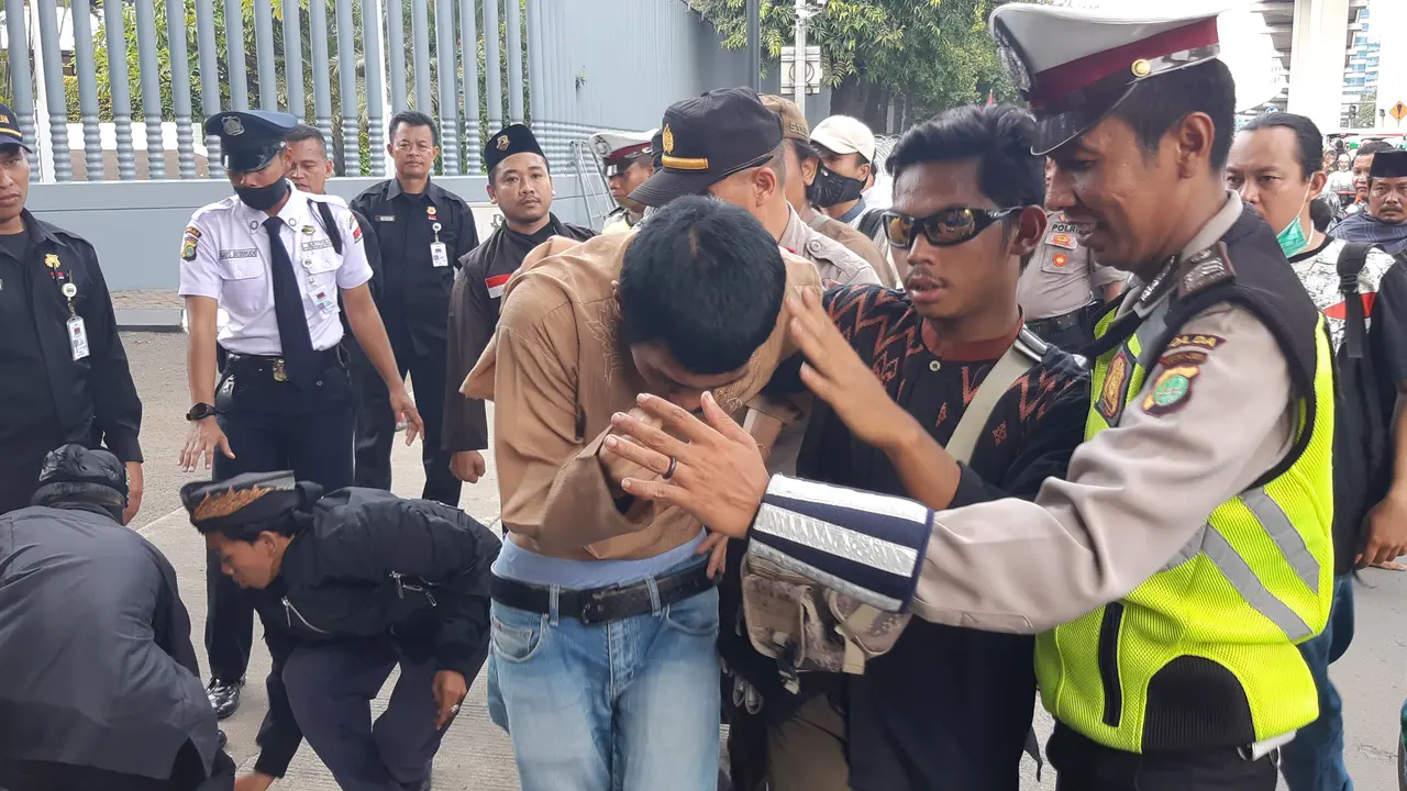 Seorang pria dipukuli para pendemo di depan Kedubes India karena didiga mencopet telepon genggam salah stu peserta aksi. (Liputan6.com/Fachrus Rozie)