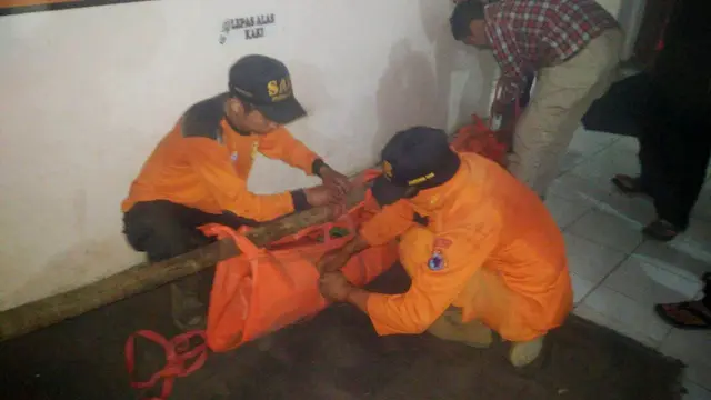 Santri yang terjatuh di jurang Gunung Slamet dievakuasi oleh SAR Pos Bambangan, Purbalingga. (Liputan6.com/ Slamet A untuk Muhamad Ridlo)