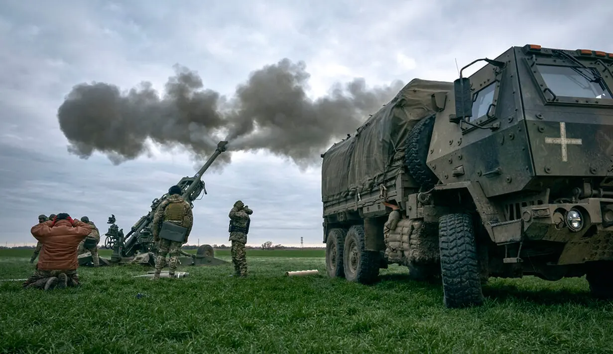 Tentara Ukraina menggempur posisi Rusia menggunakan Howitzer M777 yang dipasok Amerika Serikat (AS) di wilayah Kherson, Ukraina, 9 Januari 2023. Memasuki hari ke-321 peperangan, konflik di antara Rusia dengan Ukraina sampai saat ini terus berlanjut dan belum terlihat akan segera berakhir. (AP Photo/Libkos)