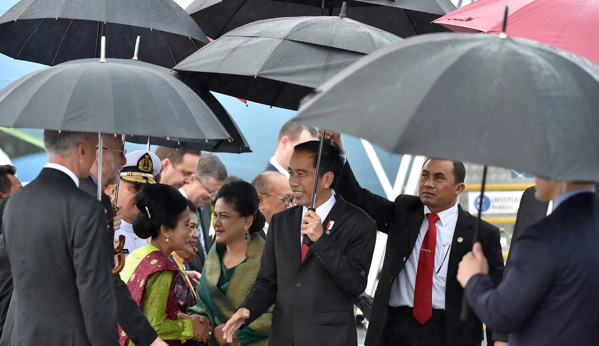 Jokowi bersalaman dengan pejabat Australia setibanya di Bandara Sydney, Australia, Sabtu (25/2). Dalam kunjungan tersebut, ekonomi, investasi dan perdagangan akan menjadi fokus pembicaraan kedua negara. (AFP/Saeed Khan)