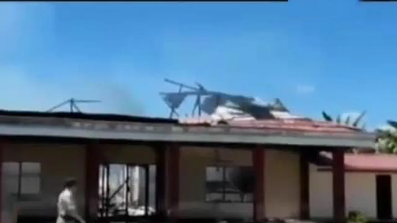 VIDEO: Diduga Tempat Pelarian Pemerkosa, Hotel dan Rumah Dibakar