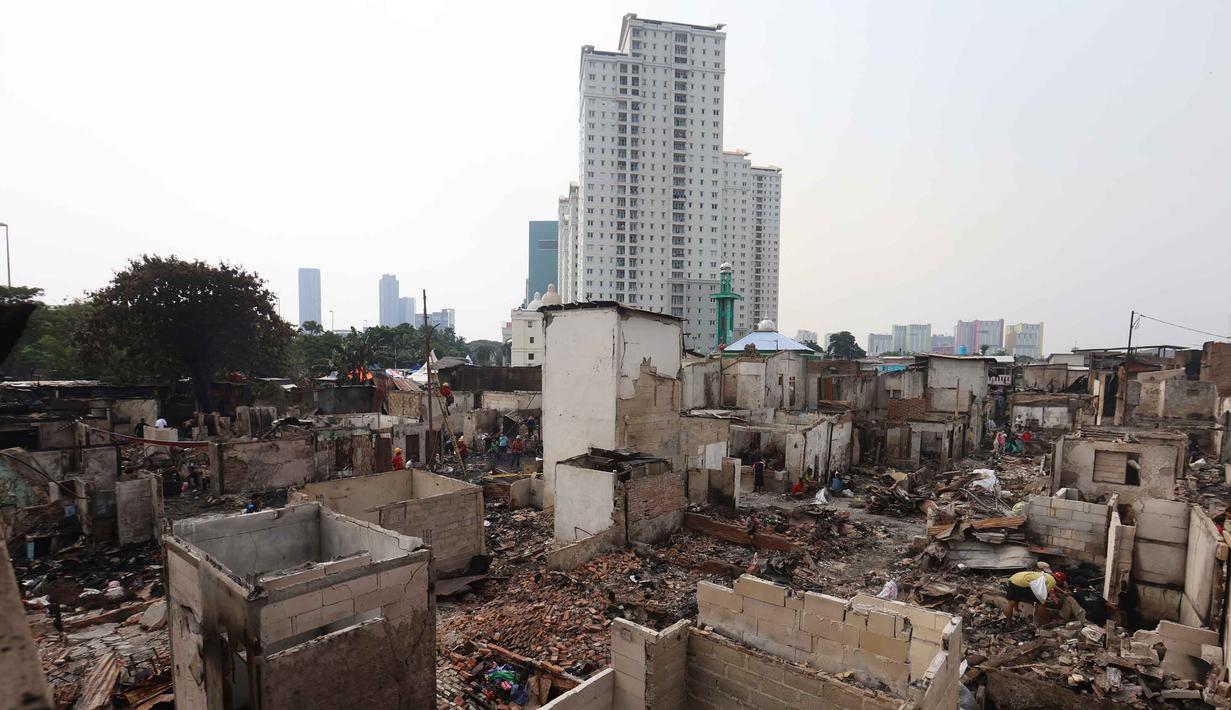 Kondisi letak jejak kebakaran di permukiman padat masyarakat di Jalan Kemayoran Gempol belakang Pasar Jiung, Kelurahan Kebon Kosong, Kecamatan Kemayoran, Jakarta Pusat, Selasa (2/6/2026). (Kapanlagi.com/Budy Santoso)