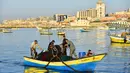 Sejumlah nelayan pergi menangkap ikan menggunakan perahu mereka di sebuah pelabuhan di Gaza, Palestina, Rabu (5/2/2020). Tentara Israel memutuskan untuk mengurangi zona penangkapan ikan yang diizinkan di lepas pantai Jalur Gaza dari 15 menjadi 10 mil laut. (Xinhua/Rizek Abdeljawad)