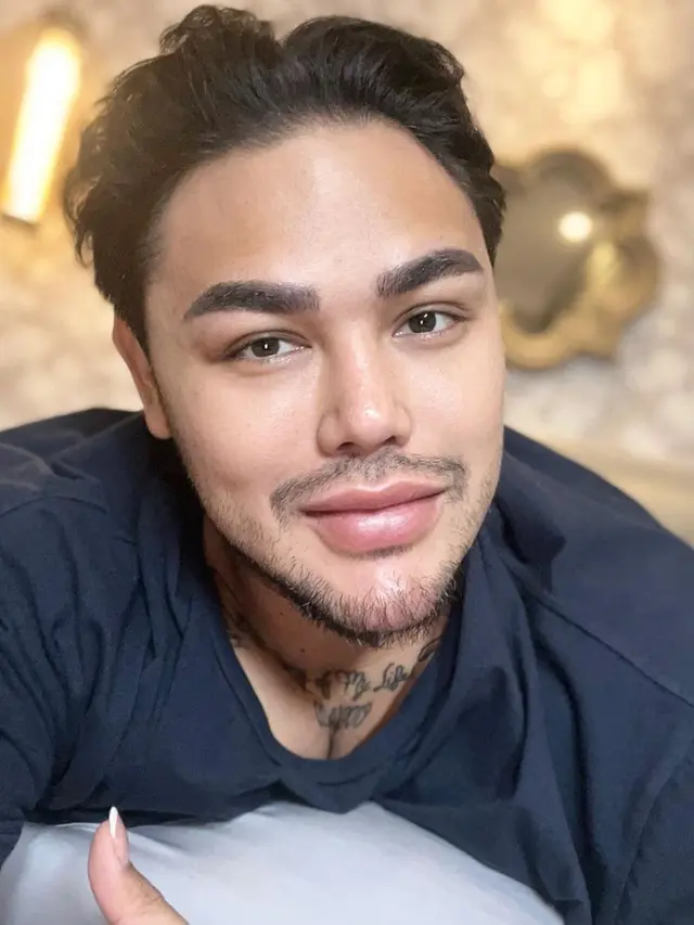 Ivan Gunawan bangun masjid di Afrika.