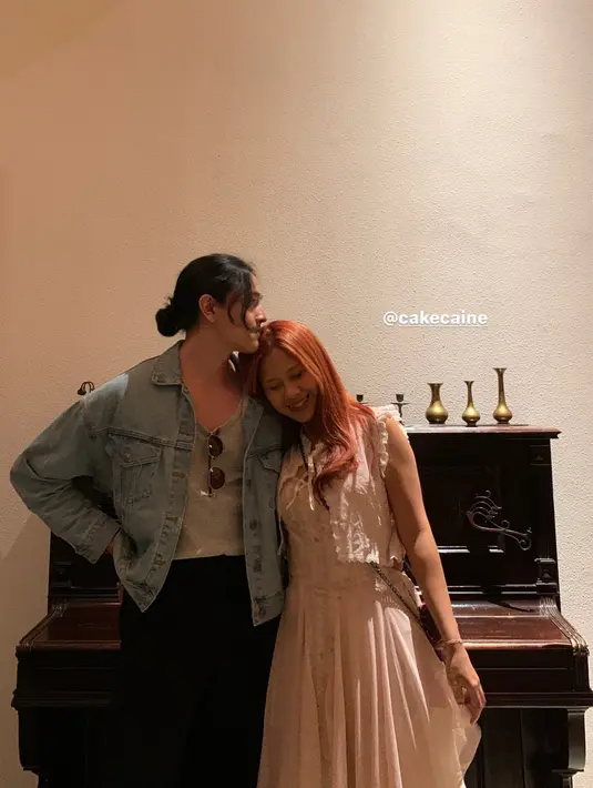 <p>Gaya couple gemas ala Nadin Amizah dan Faishal Tanjung saat dinner romantis di hari valentine. Nadin tampil memesona dengan bergaya coquette, sedangkan Faishal tampil kasual dengan jaket denim dan kaus polos. [@tanjung_______].</p>