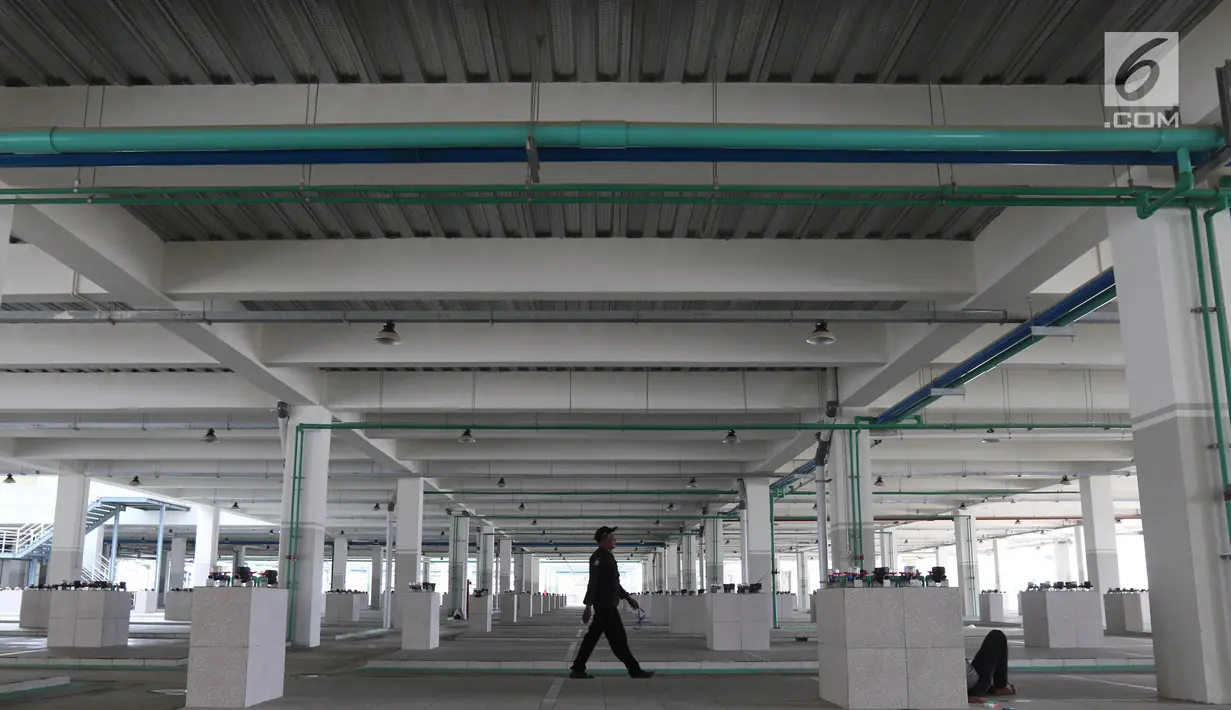 Petugas mengecek Pasar Ikan Modern (PIM)  Muara Baru, Jakarta, Jumat (1/2). PIM Muara Baru dilengkapi gerai peralatan maritim, ruang pertemuan, area parkir luas, cold storageberkapasitas 50 ton, bongkar muat hingga pengepakan. (Liputan6.com/Angga Yuniar)