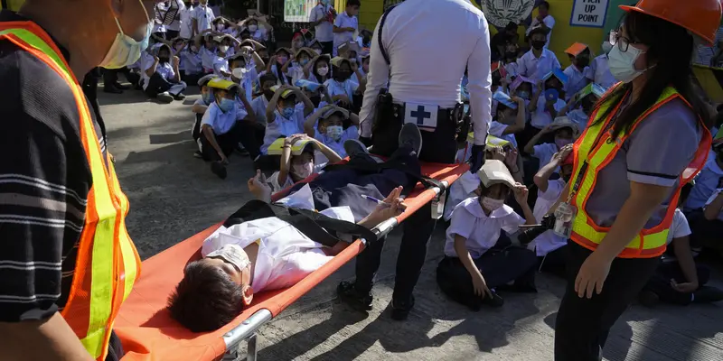 Simulasi Gempa Anak Sekolah di Filipina