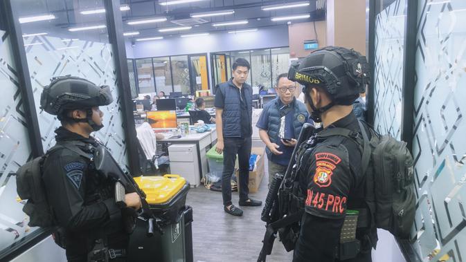 Terbongkarnya Kantor Judi Online di Hayam Wuruk, Brimob Turun Tangan