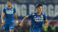 Gelandang Persib, Kim Jeffrey Kurniawan, saat laga Torabika Soccer Championship 2016 melawan Sriwijaya FC di Stadion Si Jalak Harupat, Bandung, Sabtu (30/4/2016). (Bola.com/Vitalis Yogi Trisna)