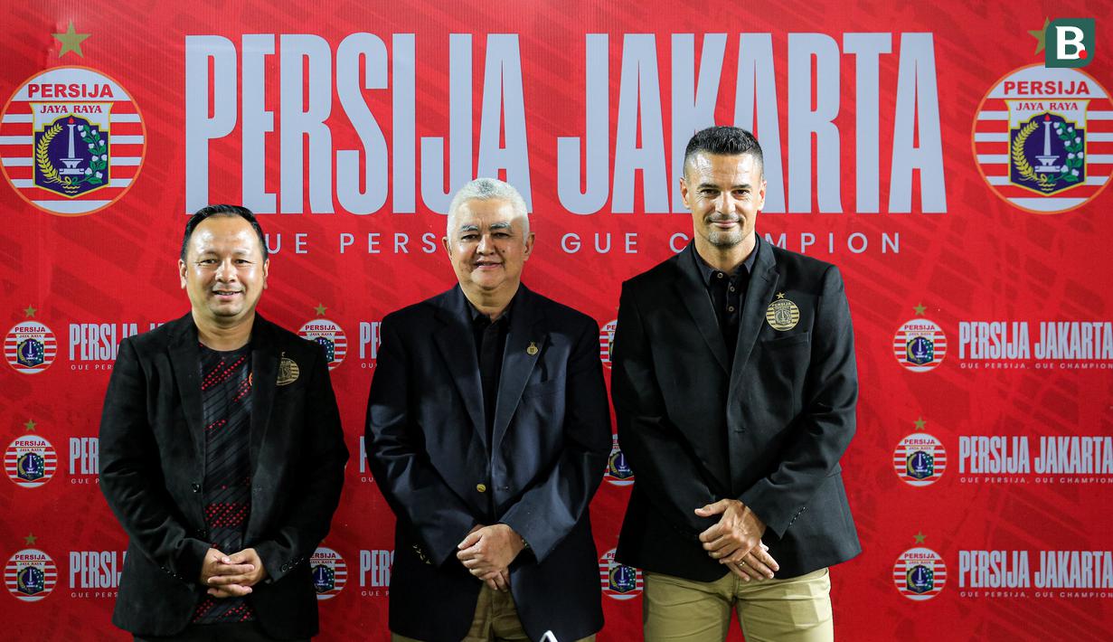 <p>Direktur Utama Persija Jakarta, Ambono Janurianto (tengah) berfoto bersama dengan pelatih baru Persija Jakarta, Carlos Pena (kanan) dan asisten pelatih Ricky Nelson saat konferensi pers yang berlangsung di Nirwana Park, Bojongsari, Sawangan, Sabtu (29/06/2024). (Bola.com/Bagaskara Lazuardi)</p>