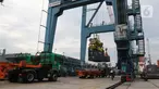 Suasana bongkar muat peti kemas di Pelabuhan Tanjung Priok, Jakarta, Kamis (14/11/2019). Menteri Keuangan Sri Mulyani Indrawati menargetkan pertumbuhan ekonomi Indonesia tahun 2020 mencapai 5,3%. (Liputan6.com/Herman Zakharia)