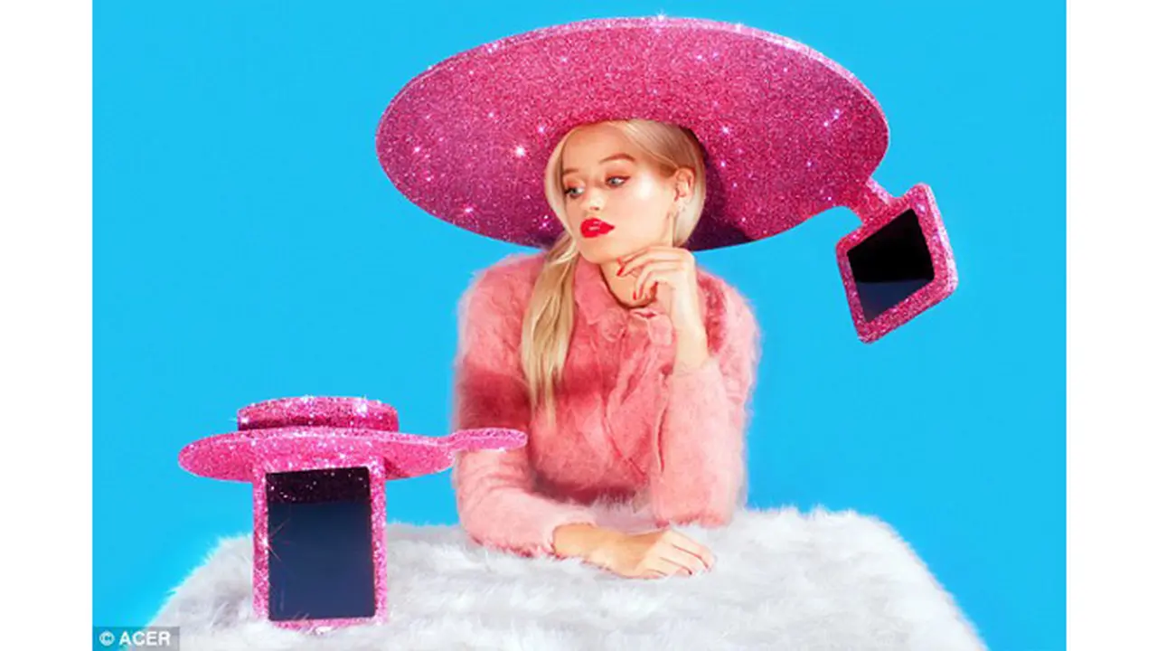 Selfie Lebih Seru dengan Topi Sombrero ala Lady Gaga - Fashion & Beauty