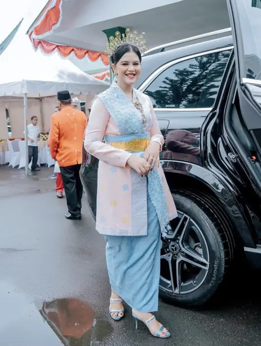Saat HUT RI ke-78 Putri Jokowi, Kahiyang Ayu tampil mengenakan kebaya pink dipadukan selendang, belt, dan bawahan kain warna biru. [@ayangkahiyang]