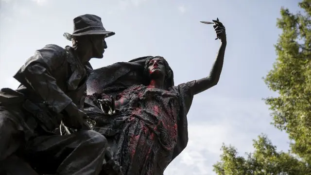 Patung memorial Konfederasi Amerika di Atlanta, Georgia yang dicoret oleh massa aksi yang mengecam demonstrasi Charlottesville, Virginia (AP)