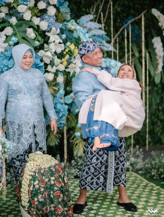 Kiky Saputri di momen pengajian dan siraman jelang pernikahan. (Sumber: Instagram/windrafotografi)