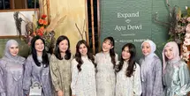 Syahnaz Sadiqah  tampil mengenakan long dress lengan panjang warna ungu dihiasi motif dipadukan kerudunh abu-abu polos. [@mrsayudewi]