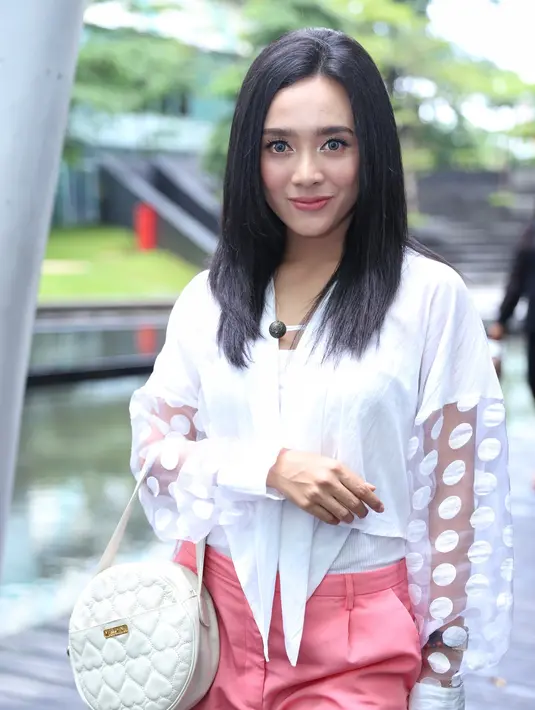 Begitu memahami kesibukan suaminya, Dea Ananda kerap bersikap santai dalam hubungan rumah tangganya. Mengingat dirinya yang juga berkecimpung di dunia hiburan yang pastinya juga memiliki kesibukan serupa. (Adrian Putra/Bintang.com)