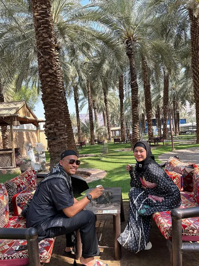 Vien Tasman dan sang suami yang tampil serasi dengan baju hitam (Instagram/ vienstasman)