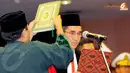 Hamdan disumpah di bawah kitab suci Al-Quran dengan membaca janji yang akan dilakukan selama ia menjabat sebagai Ketua MK. (Liputan6.com/Faisal R Syam)