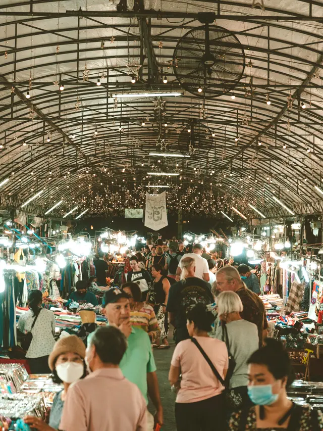 Ilustrasi pasar Thailand dengan permintaan pakaian berwarna hitam