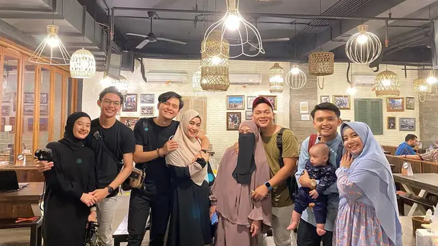 Kumpul Perdana, Ini 6 Momen Kebersamaan Anggota Grup Musik Adam Bareng Istri