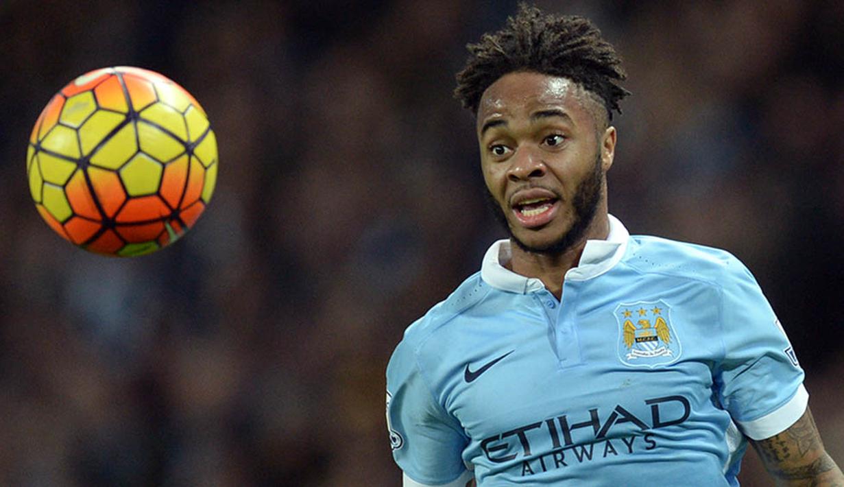 10. Raheem Sterling, pemain masa depan Inggris ini memiliki rambut keriting agak panjang namun sisi kiri dan kanannya dibuat cepak. (AFP/Oli Scarff)