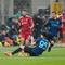 Pemain Liverpool, Dominik Szoboszlai, ditekel pemain Inter Milan, Alessandro Bastoni, pada laga fase liga Liga Champions antara Inter Milan vs Liverpool di Milan, Italia, Selasa, 9 Desember 2025. (AP Photo/Luca Bruno)