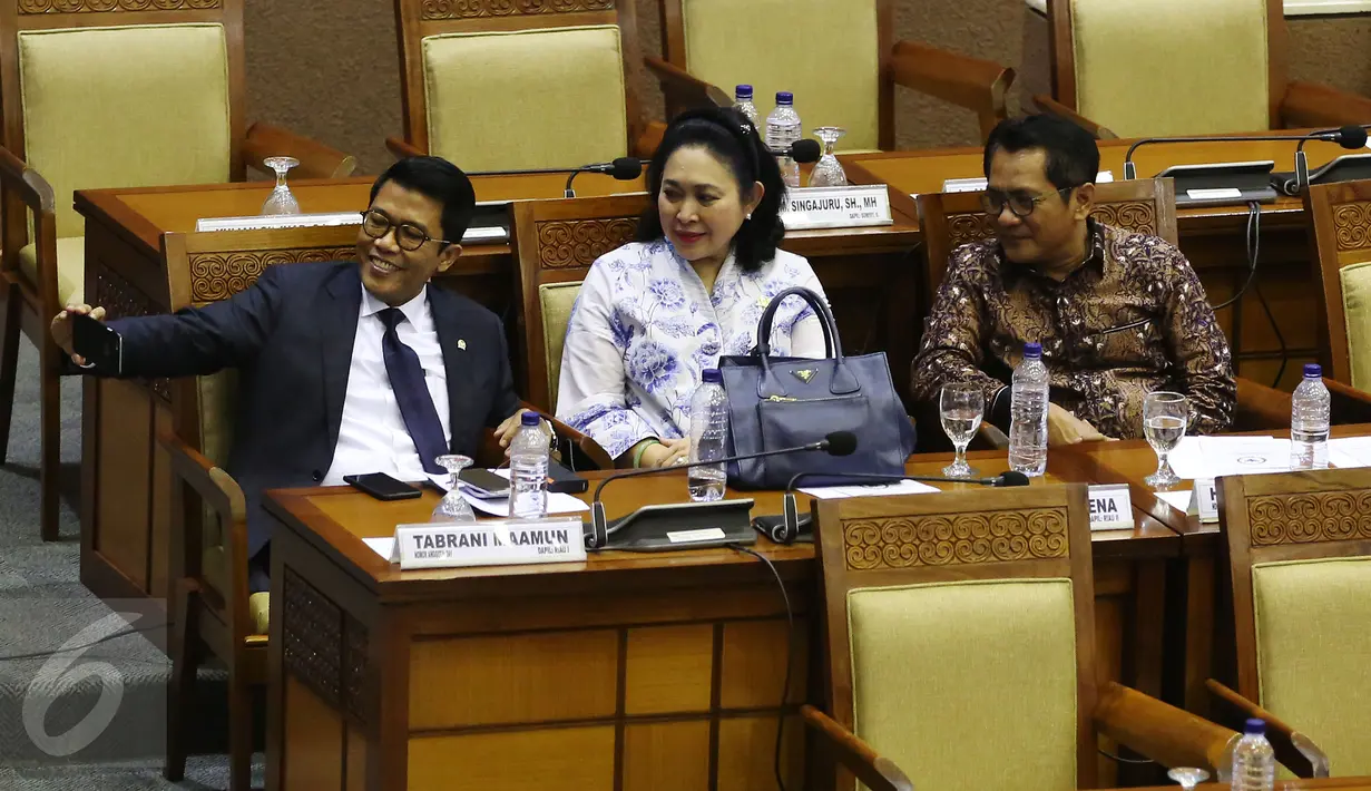Sejumlah anggota dewan berfoto bersama saat menghadiri Rapat Paripurna DPR RI Ke-18 Masa Sidang III Tahun Sidang 2016-2017, Jakarta, Kamis (23/2). Sidang tersebut membahas Penutupan Masa Sidang dan sejumlah agenda RUU (Liputan6.com/Johan Tallo)