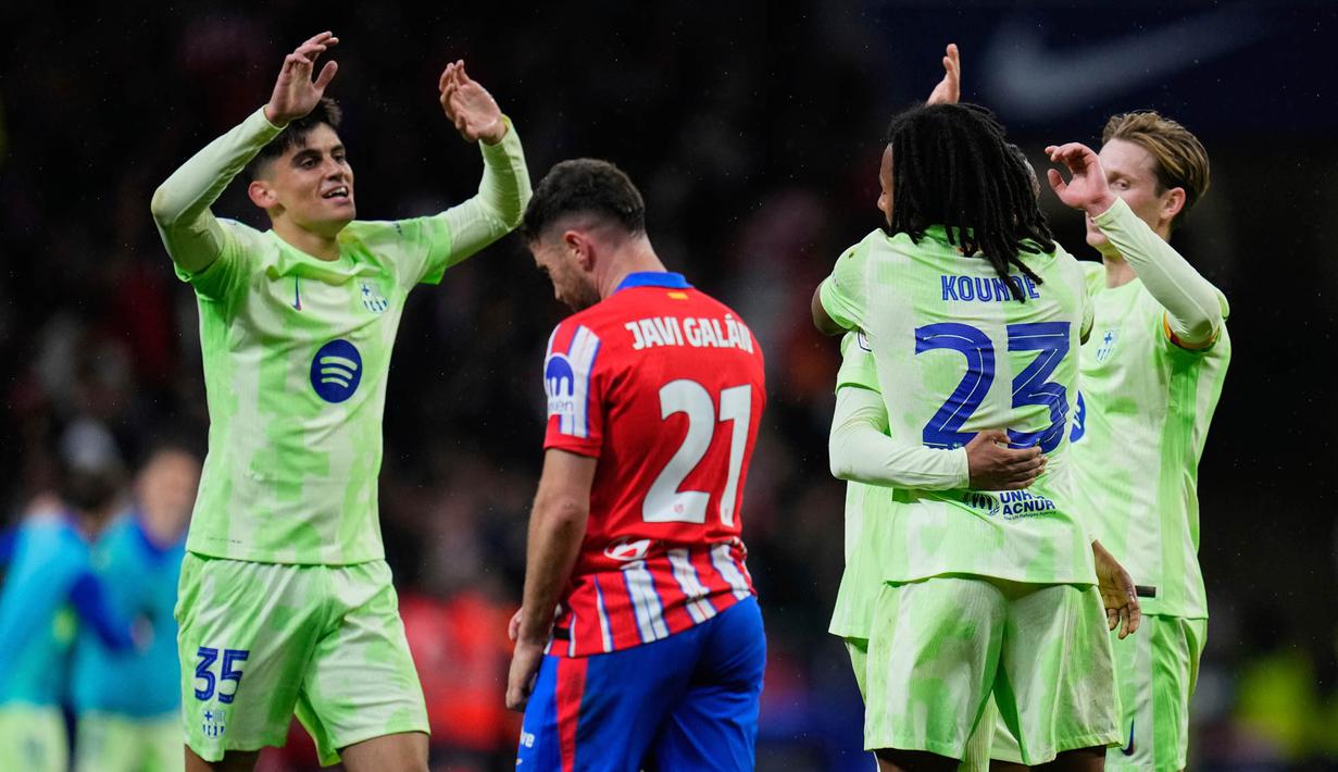 Pemain Barcelona merayakan kemenangan atas Atletico Madrid dalam laga leg kedua semifinal Copa del Rey 2024/2025 di Metropolitano, Kamis (03/04/2025) dini hari WIB. (AP Photo/Manu Fernandez)