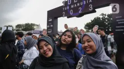 Sejumlah wanita tersenyum saat akan menonton konser Tulus yang bertajuk “Tulus Tur Manusia 2023" di Jakarta, Jumat (3/3/2023). Setelah melewati 10 kota dengan Medan sebagai kota pertama “Tulus Tur Manusia 2023” yang diadakan 1 Februari 2023 lalu, Jakarta menjadi penutup rangkaian manis ini dengan konser yang diadakan pada 3 Maret 2023 di JIEXPO Kemayoran Jakarta. (Liputan6.com/Faizal Fanani)