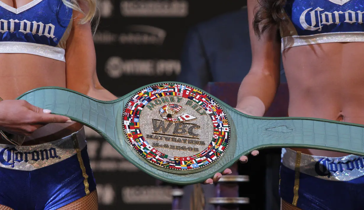 Sabuk WBC yang akan menjadi rebutan Floyd Mayweather Jr. dan Connor Mcgregor dipajang saat konferensi pers di MGM Grand, Las Vegas, Mayweather, belum pernah kalah dengan mencatatkan 49 kemenangan. (AFP/John Gurzinski)