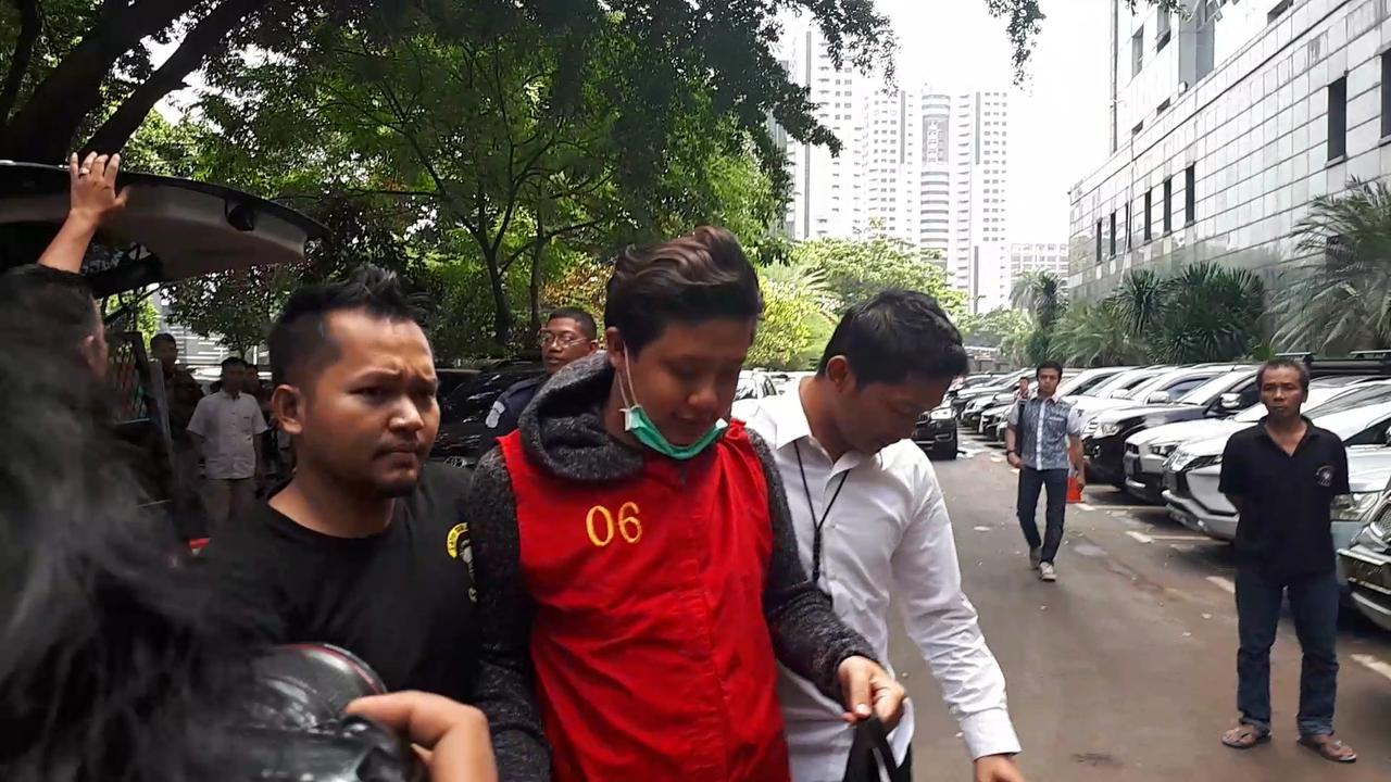 Pablo Benua dan Galih Ginanjar dalam seragam tahanan (Zulfa Ayu Sundari)