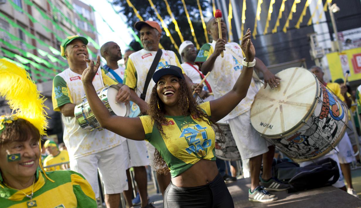 Pesta suporter Brasil sepanjang jalan setelah timnya menang atas Kosta Rika pada laga grup E Piala Dunia 2018 di Rio de Janeiro, Brasil, (22/6/2018). Brasil menang 2-0. (AP/Silvia Izquierdo)