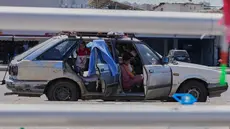Keluarga pengungsi yang meninggalkan desa mereka di Lebanon Selatan berlindung di dalam mobil mereka di jalan di kota pelabuhan selatan Sidon, Rabu 10 Juni 2026. (AP Photo/Mohammed Zaatari)