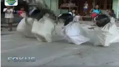 Para peserta lomba harus masuk ke dalam karung dalam kondisi jongkok. Kemudian peserta diberi helm oleh panitia sebagai sebagai pelindung.