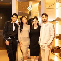 Syifa Hadju dan Yasmin Napper terlihat kompak saat hadiri sebuah acaranya. Keduanya menata rambut dengan half ponytail ala Ariana Grande yang ikonik. Siapa yang paling mirip? [@syifahadju]