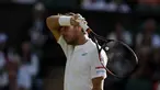 Petenis unggulan kelima asal Swis, Stan Wawrinka angkat kaki dari ajang Wimbledon 2017 setelah kalah dari petenis Rusia, Daniil Medvedev di  Wimbledon Tennis Championships 2017, London, (3/7/2017). Stan kalah 4-6, 6-3, 4-6, 1-6. (AP/Kirsty Wigglesworth)