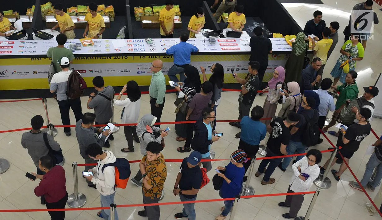 Para peserta melakukan registrasi ulang untuk mendapatkan Race Pack untuk mengikuti kegiatan BNI - UI Half Marathon di fX Sudirman, Jakarta, Rabu (11/7). Half Marathon memperebutkan total hadiah Rp 140 juta. (Liputan6.com/HO/Palar)