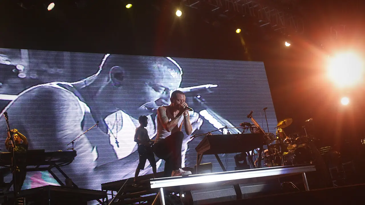 [Bintang] Aksi Panggung Chester Bennington