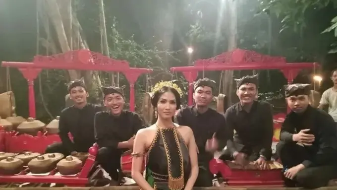 Ubaid Ijlal Abror memegang gendang foto bersama Aulia Sarah pemeran Badarawuhi di film KKN di Desa Penari disela- sela syuting (Istimewa)