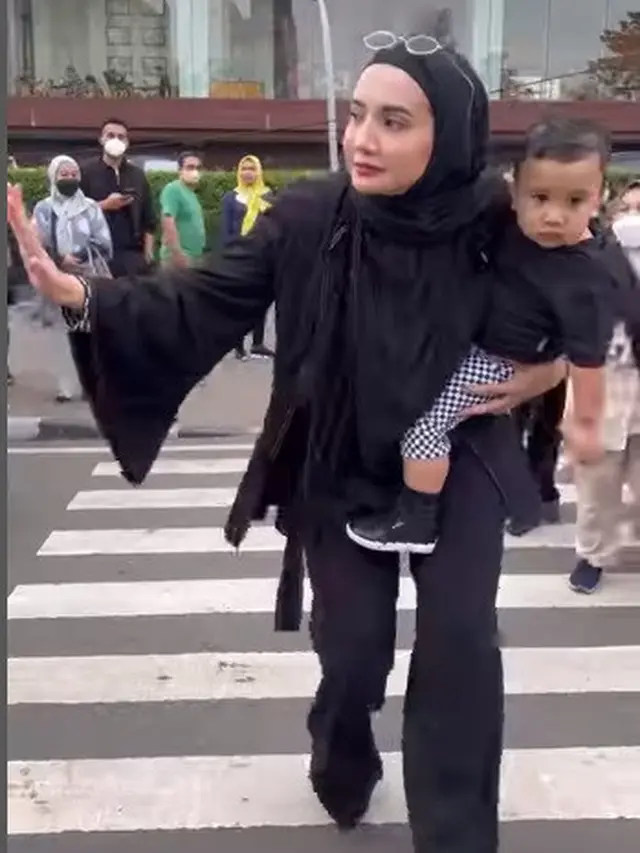 Zaskia Sungkar mengajak putranya, Ukkasya melenggang di Citayam Fashion Week. (Foto: Instagram/zaskiasungkar15)